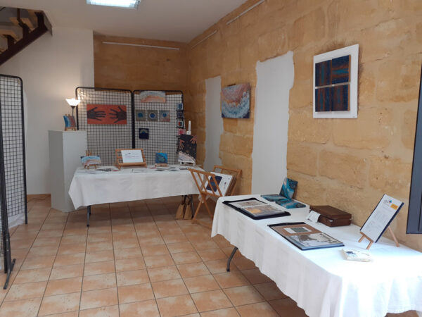 Vue de l'exposition de 2026 de Elvire Parazols, à St Léon sur Vézère, en Dordogne.