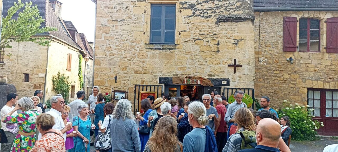 Vernissage devant la boutique-ancienne poste du village de St Léon s/Vézère.
