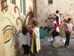 La classe de CE2 en action avec Elvire Parazols pour son oeuvre collective. Ecole de Pietat, Condom dans le Gers. 2009